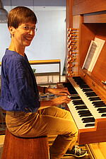 Anke Holfter an ihrem Arbeitsplatz - der Eule-Orgel.