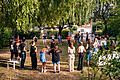 Jugendliche stehen im Kirchgarten im Kreis